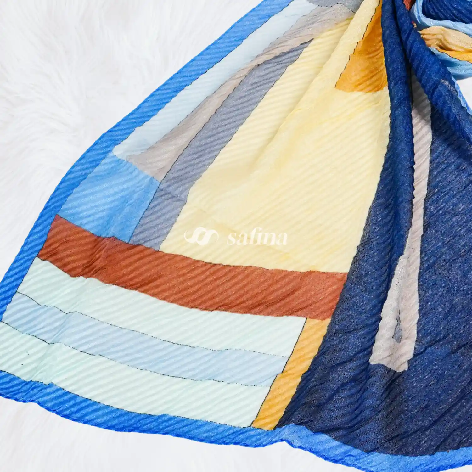 Saachi blue geometric pleated scarf